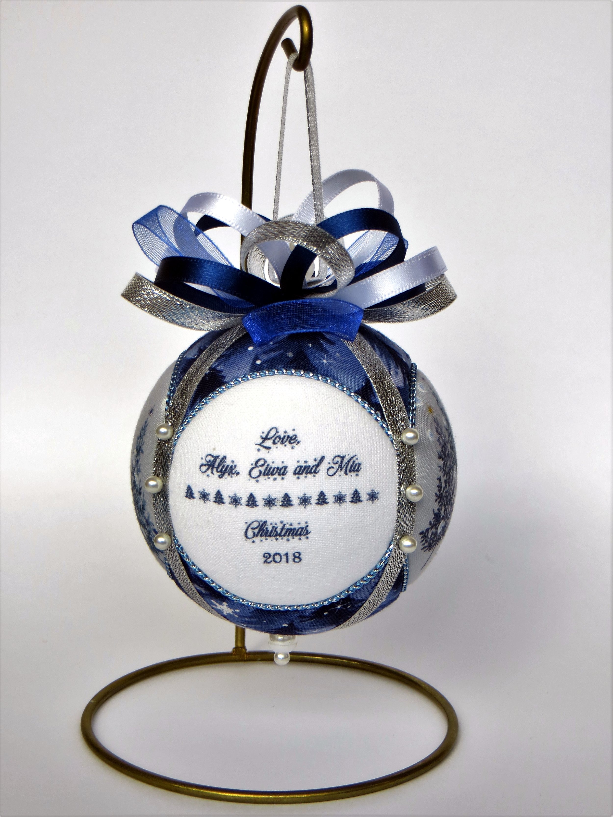 Gift Ornament, made using my Circle Picture Window design.